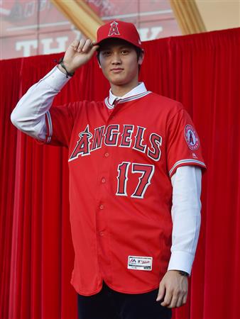 大谷、エンゼルス入団会見「優勝目指して頑張る」 第一声は英語で自己