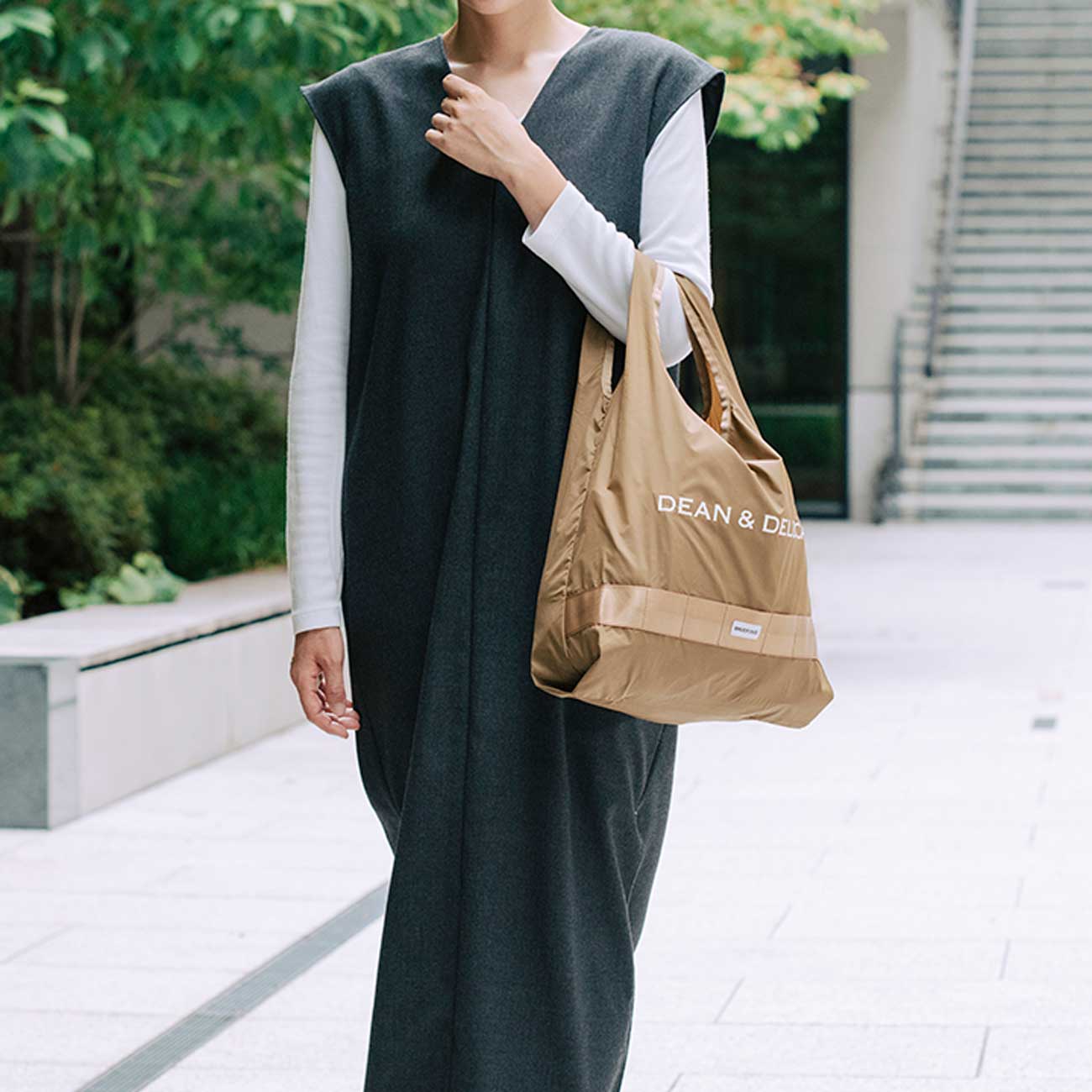 DEAN & DELUCA×BRIEFINGがコラボ「サコッシュ トートバッグ」を発売