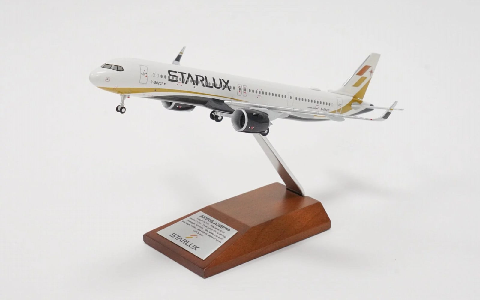 LGZ000003 (Hogan) 航空会社オフィシャルモデル STARLUX Airlines