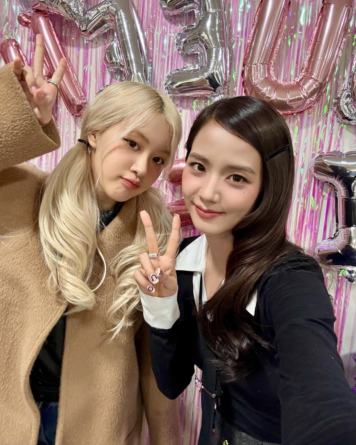 BLACKPINK ジス、ソロステージにロゼが駆けつけ・・“愛してる”の熱い