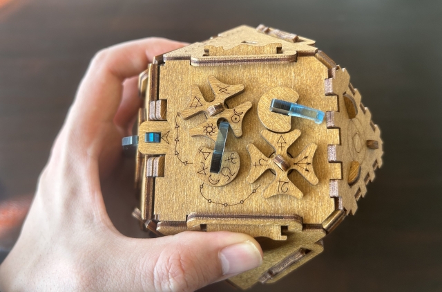木製の箱とアクリル板が組み合わさった立体パズル「Puzzle Box」が