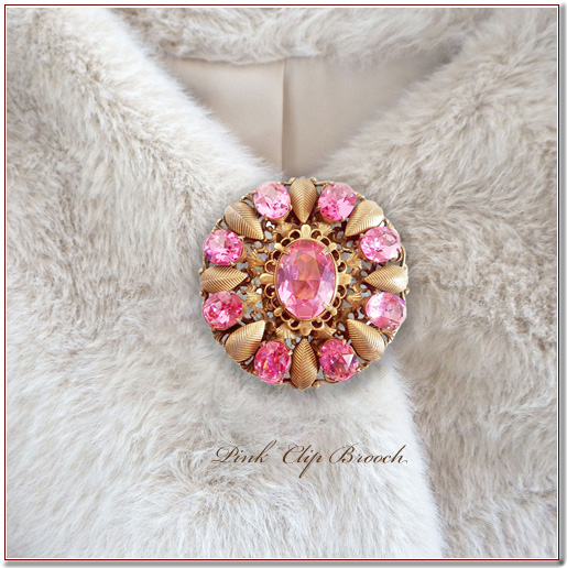 ピンクガラスのクリップブローチ