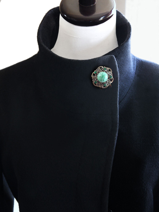 チェコガラスのヴィンテージブローチ | グリーンストーン装飾