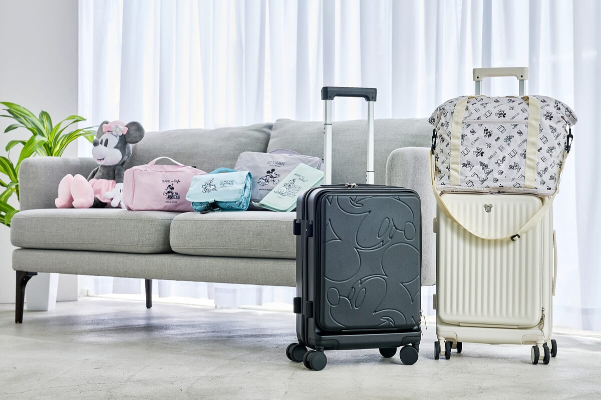 旅するミッキー＆フレンズを描いたスーツケースや収納ポーチ