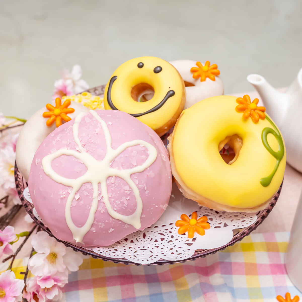 桜とオレンジのお花がかわいい！クリスピー・クリーム・ドーナツ