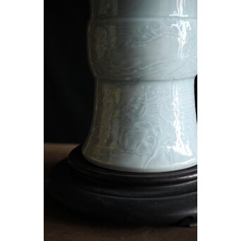 帝室技芸員 三代 清風与平 秘色釉山水浮文尊式花瓶 P186｜骨董店