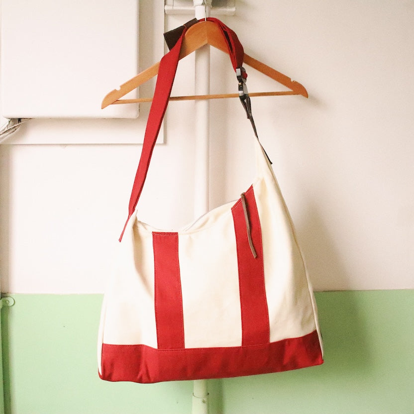 3D cutting messenger bag Red – EYE/KHOKI