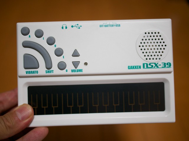 歌うキーボード「ポケット・ミク」が届いたので早速分解しました