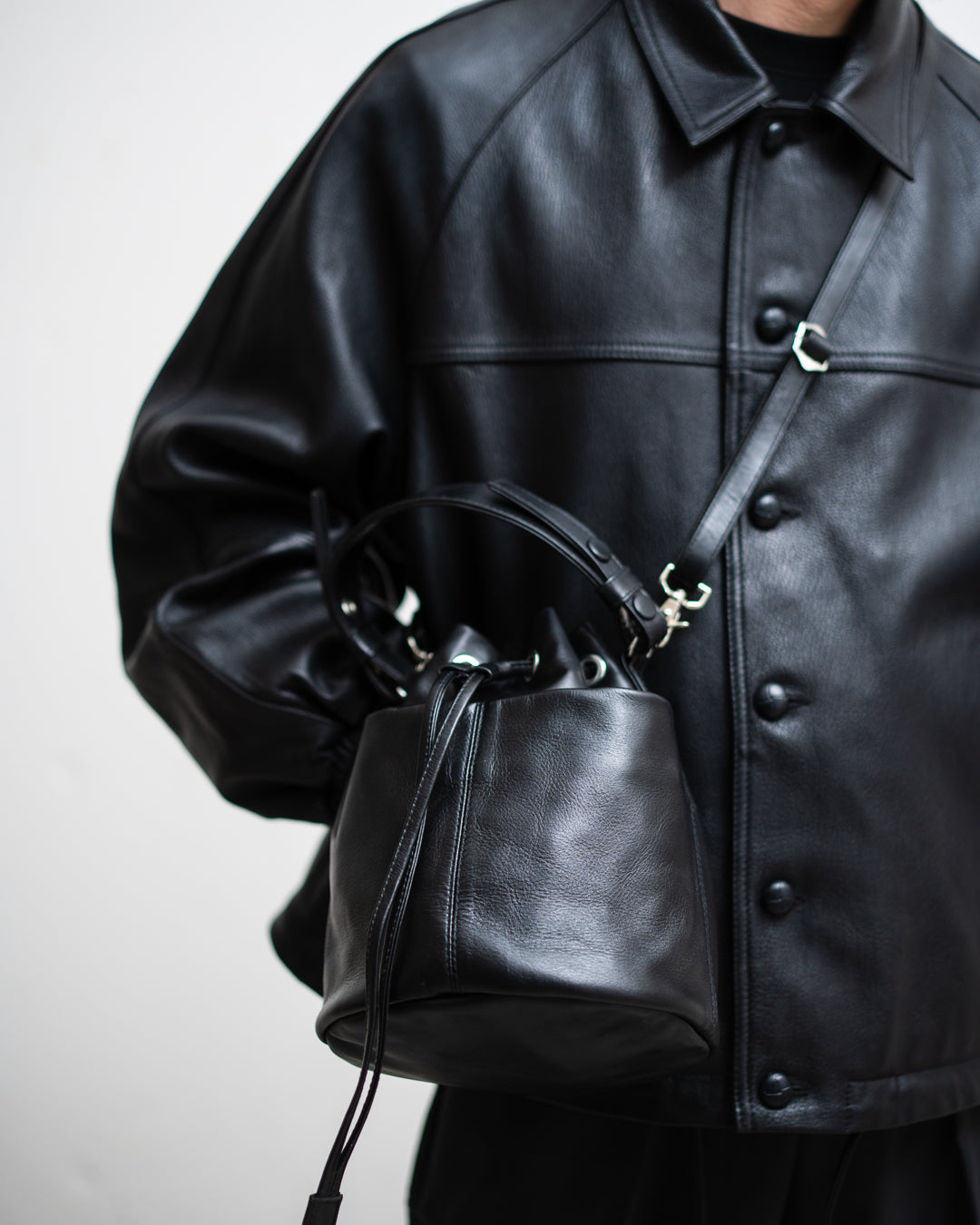 通販] CCU(シーシーユー) DRAWSTRING BAG - COW SKIN 商品ページ – fazeone