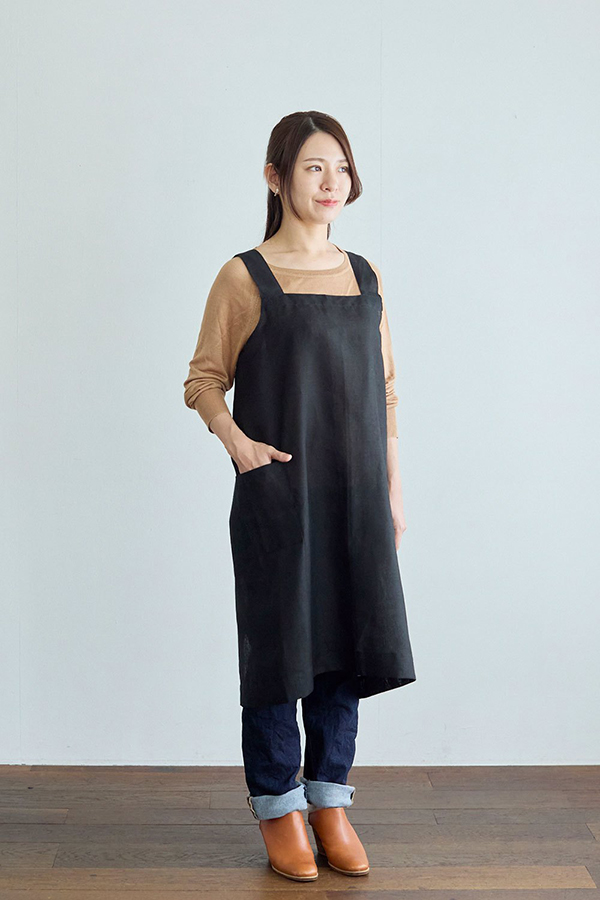 若山曜子さんの新しいエプロン・リラックス クロスバッグエプロンと