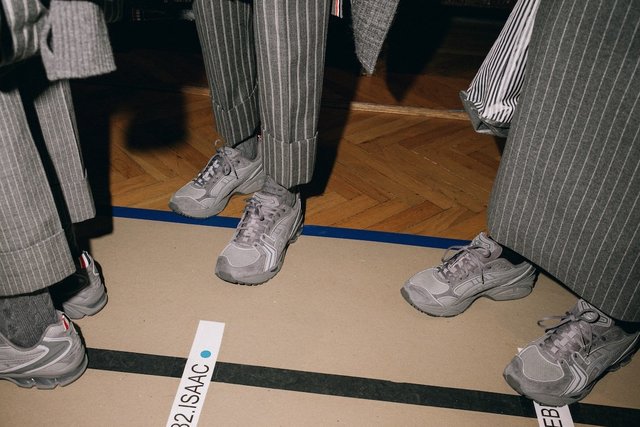 発売日決定!! ランウェイで話題となったトム ブラウンとアシックスの