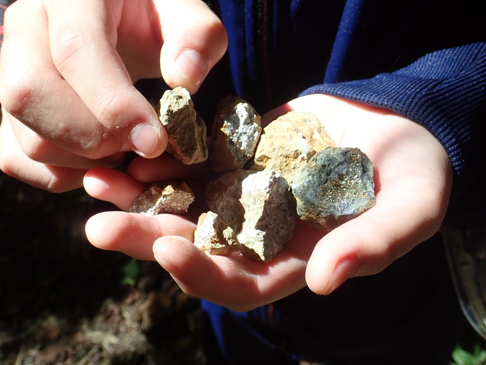 鉱石探し活動サポート – 登別市ネイチャーセンター ふぉれすと鉱山