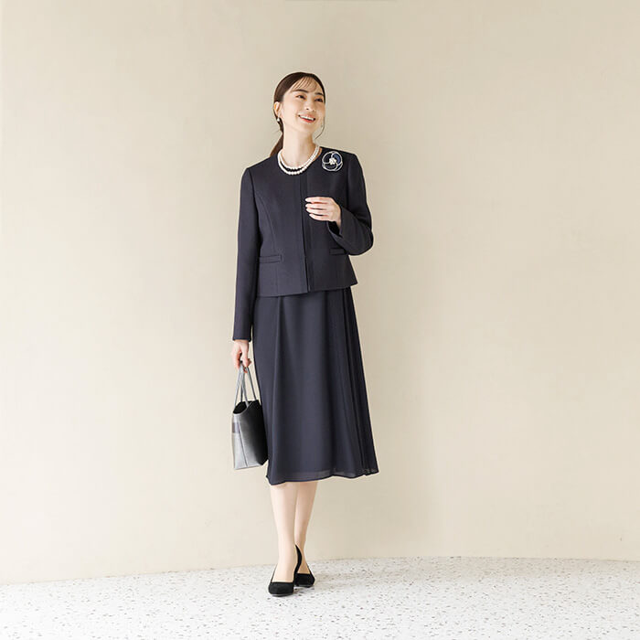 シンプルで上品な定番ネイビースーツ 9号・ネイビー｜東京ソワール