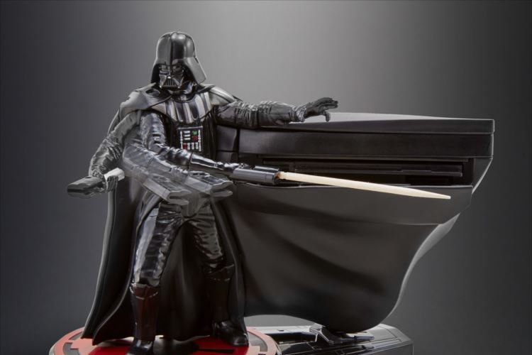 ついに来た…！ダース・ベイダーが超カッコよく爪楊枝を取り出す“アレ