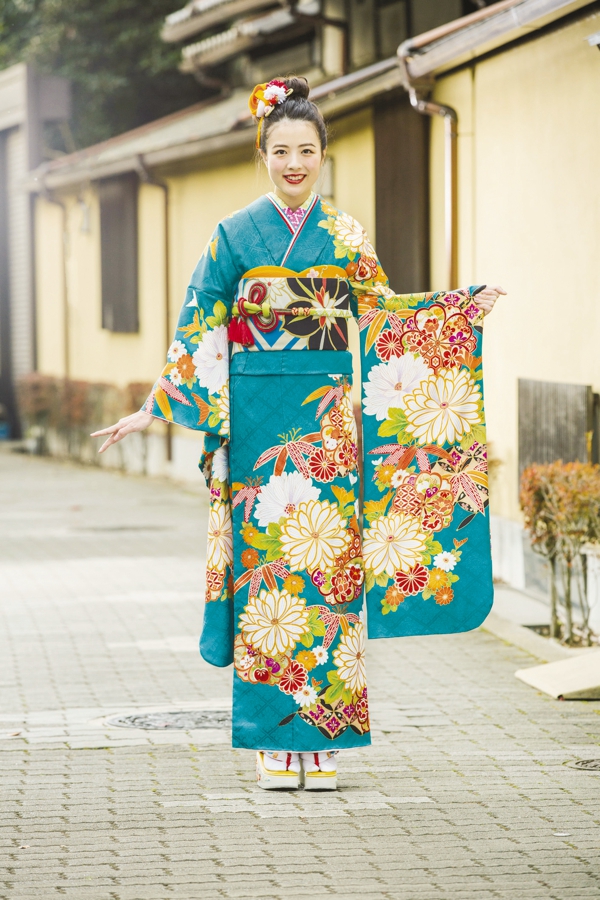 目を引くターコイズブルーに白い菊がチャーミングな振袖 - 大阪の振袖