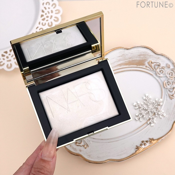 ナーズ【2024クリスマスコフレ】リフ粉でおなじみのフェイスパウダーに