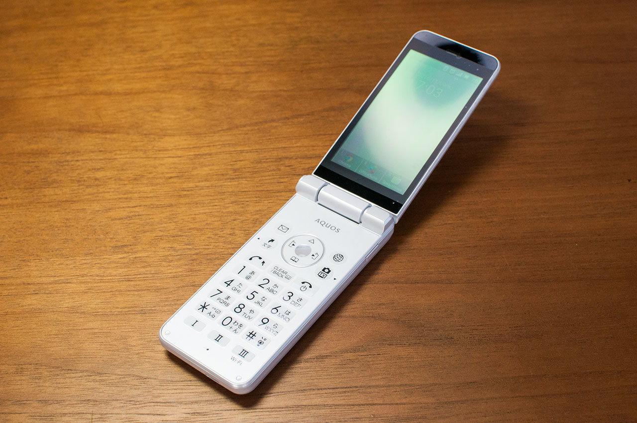 AQUOS ケータイ2 601SH/602SH」羊の皮を被った狼？ガラケーみたいな