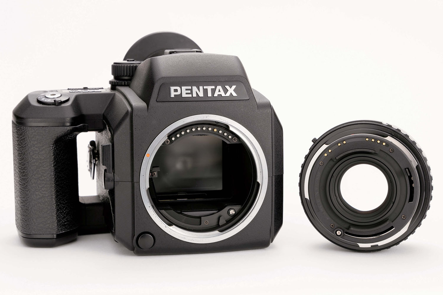 35mm判一眼レフの感覚で使える中判フィルムカメラ「PENTAX 645NII