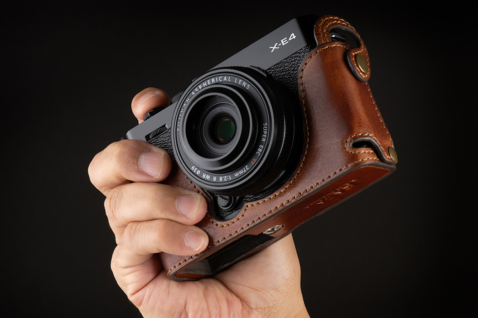 ビンテージカラーのレザーでカメラのホールド感アップ！「X-E4」用の