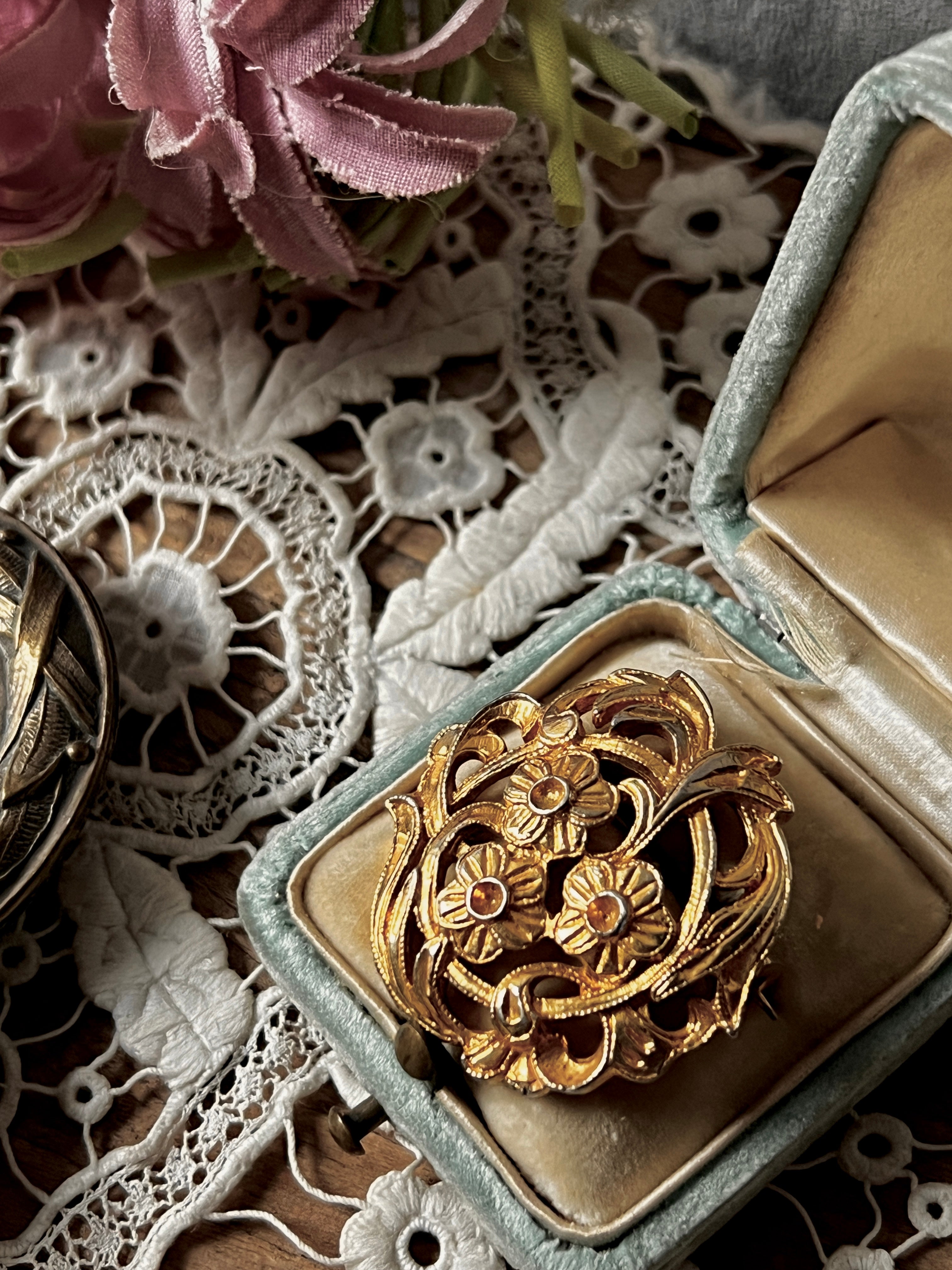 フランス ヴィンテージ 銀張りのライトストーンと黒色石のブローチ