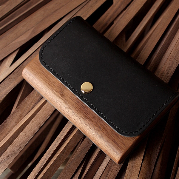 Flap Card Case」使うほどに愛着増す木と革の名刺入れ/北欧風デザイン