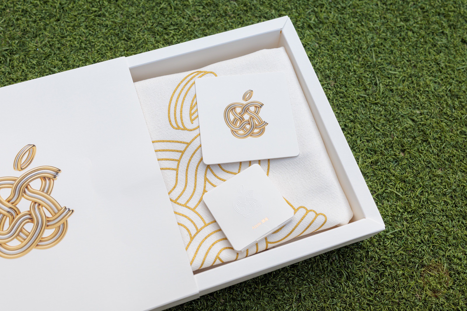 写真で見るApple銀座のオープン記念ノベルティ。トートバッグなど3点