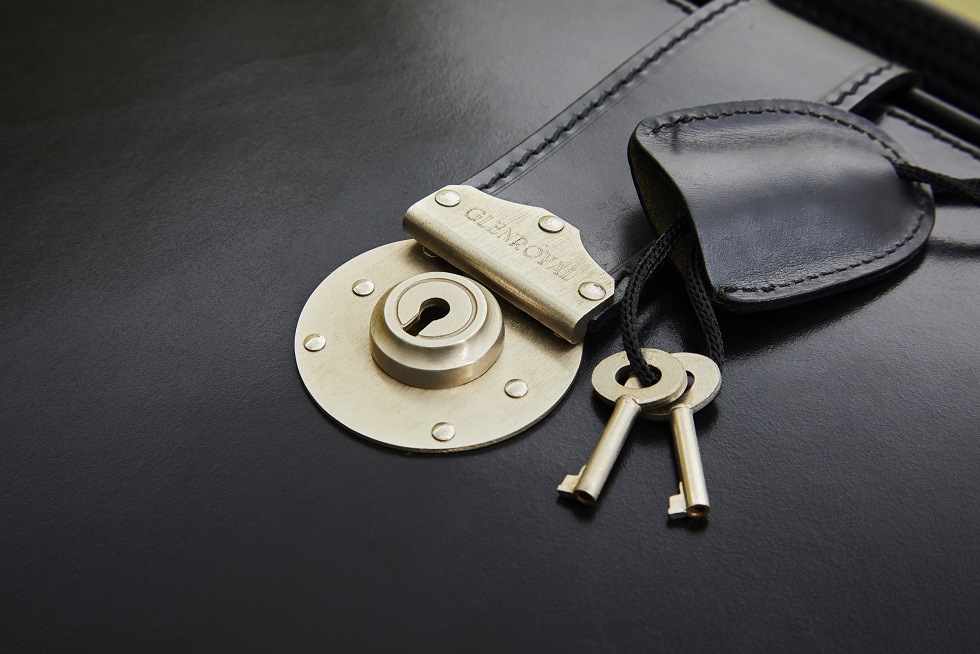 ブリーフケース ｜威風堂々とした佇まいのクラシックなダレスバッグ