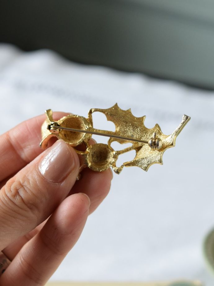 英国で愛されるあざみのモチーフのアクセサリー、アンティークの