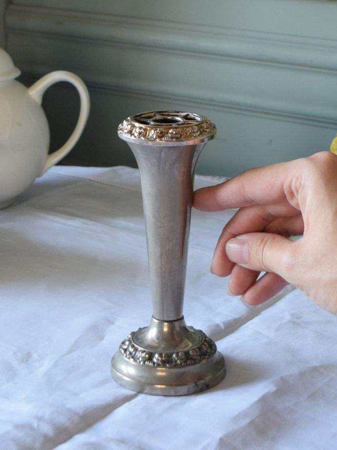 英国アンティークのフラワーベース、シルバープレートの花留め付き花器