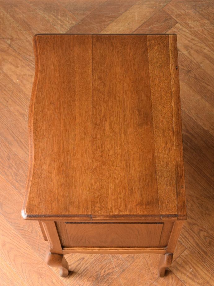 フランスから届いたアンティークのサイドキャビネット、コンパクト