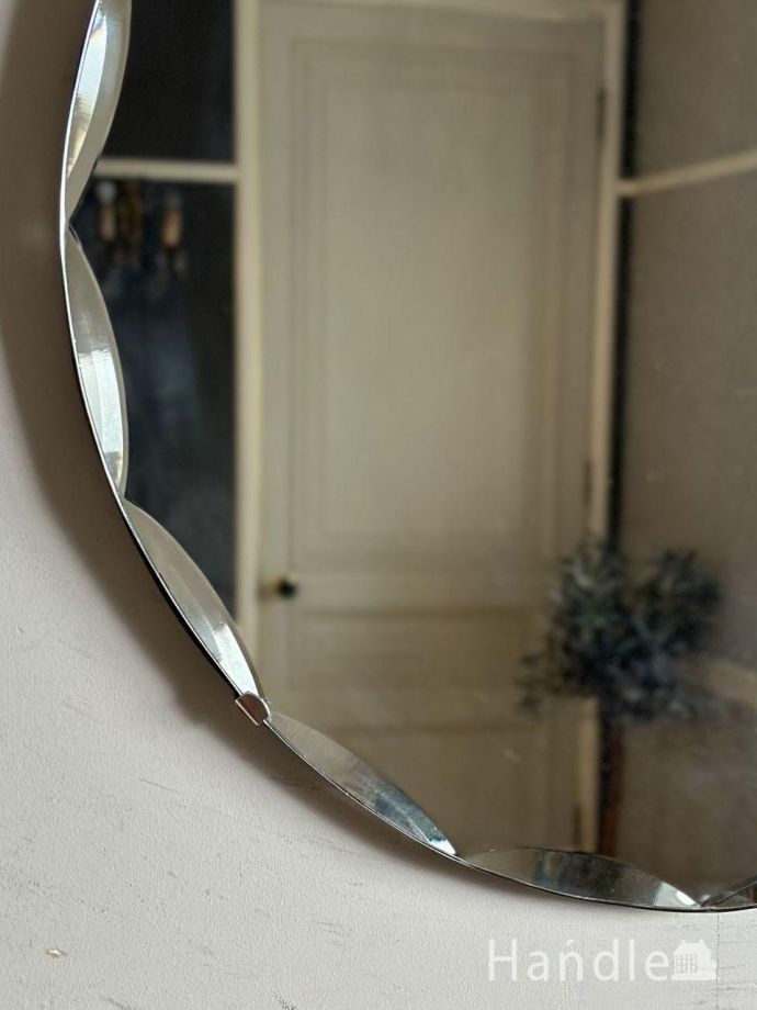 イギリスのアンティークのカッティングミラー、丸い形の縁取りが輝く壁