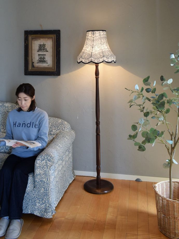 英国アンティークのフロアスタンド、ウィリアムモリスブレアラビットの