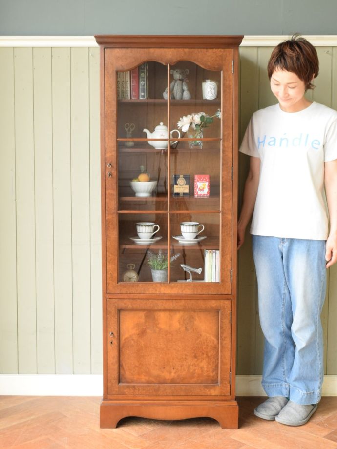 上品な英国アンティークのガラスキャビネット、スリムな1枚扉付き本棚