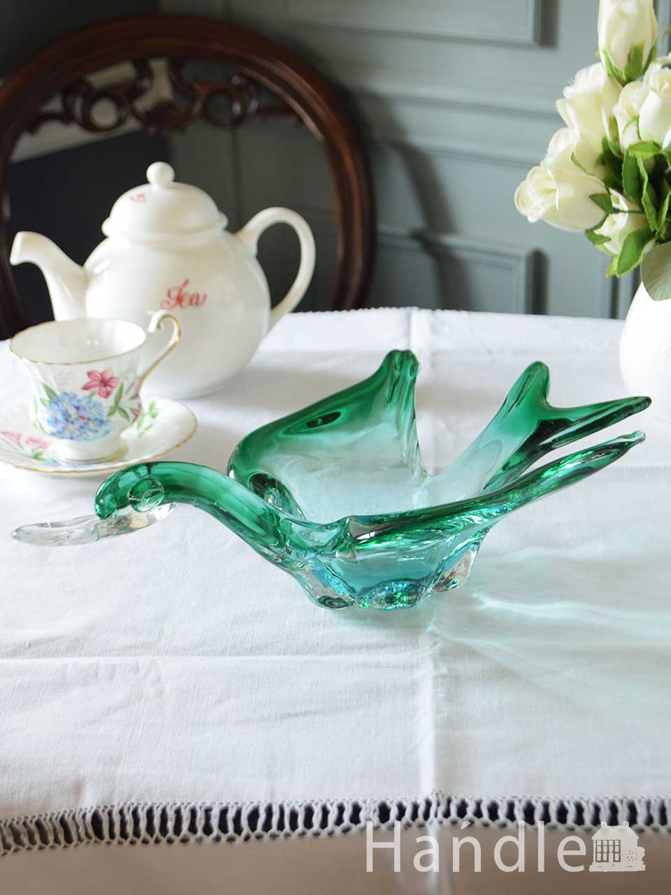 アンティークガラスの器、幸せを運ぶ青い鳥が羽ばたくプレスドグラス