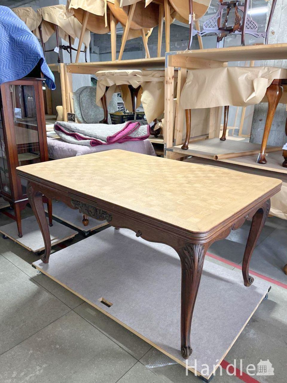 重厚感あるツイスト足がおしゃれなアンティークの伸長式テーブル、英国