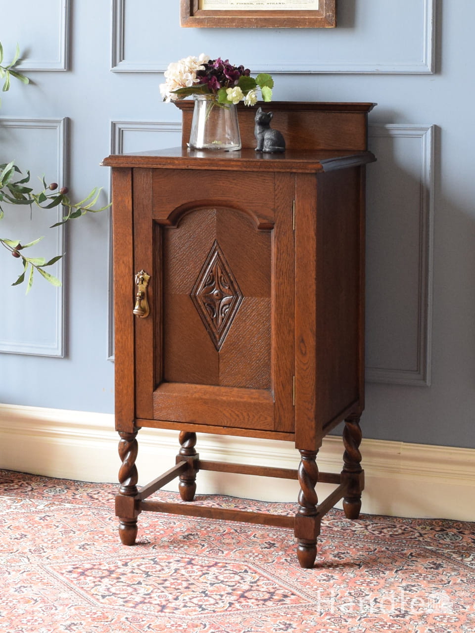 フランスで見つけた猫脚アンティーク家具、脚の長いナイトテーブル(j