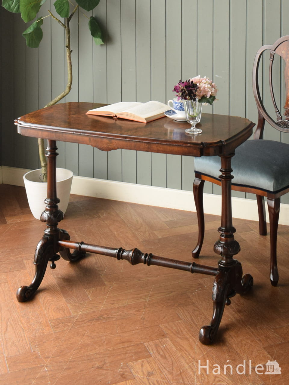 英国アンティークのオケージョナルテーブル、ウォールナットの木目が