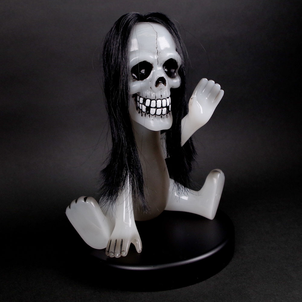 駄玩具堂が贈るオリジナルソフビ「オバケイヌ」が墓場の画廊に