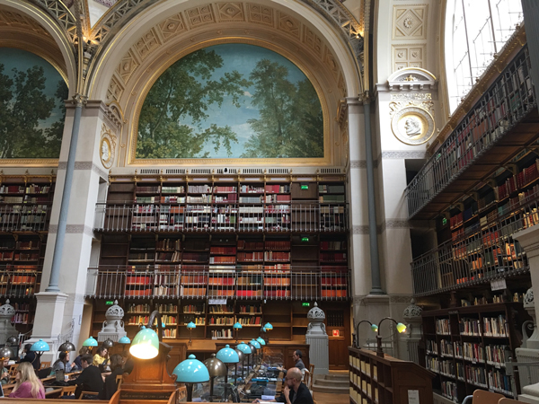 パリ。パレロワイヤル近くの美しい国立美術史図書館を覗いてみませんか？