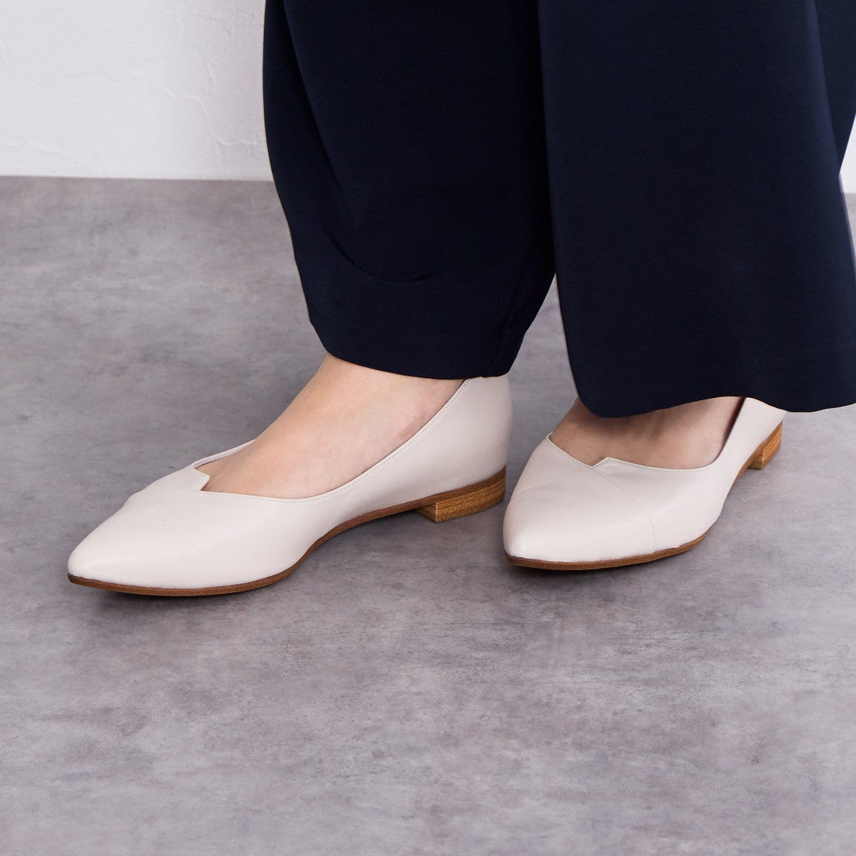 26SS新色追加】アシンメトリーVカットフラットパンプス/641316