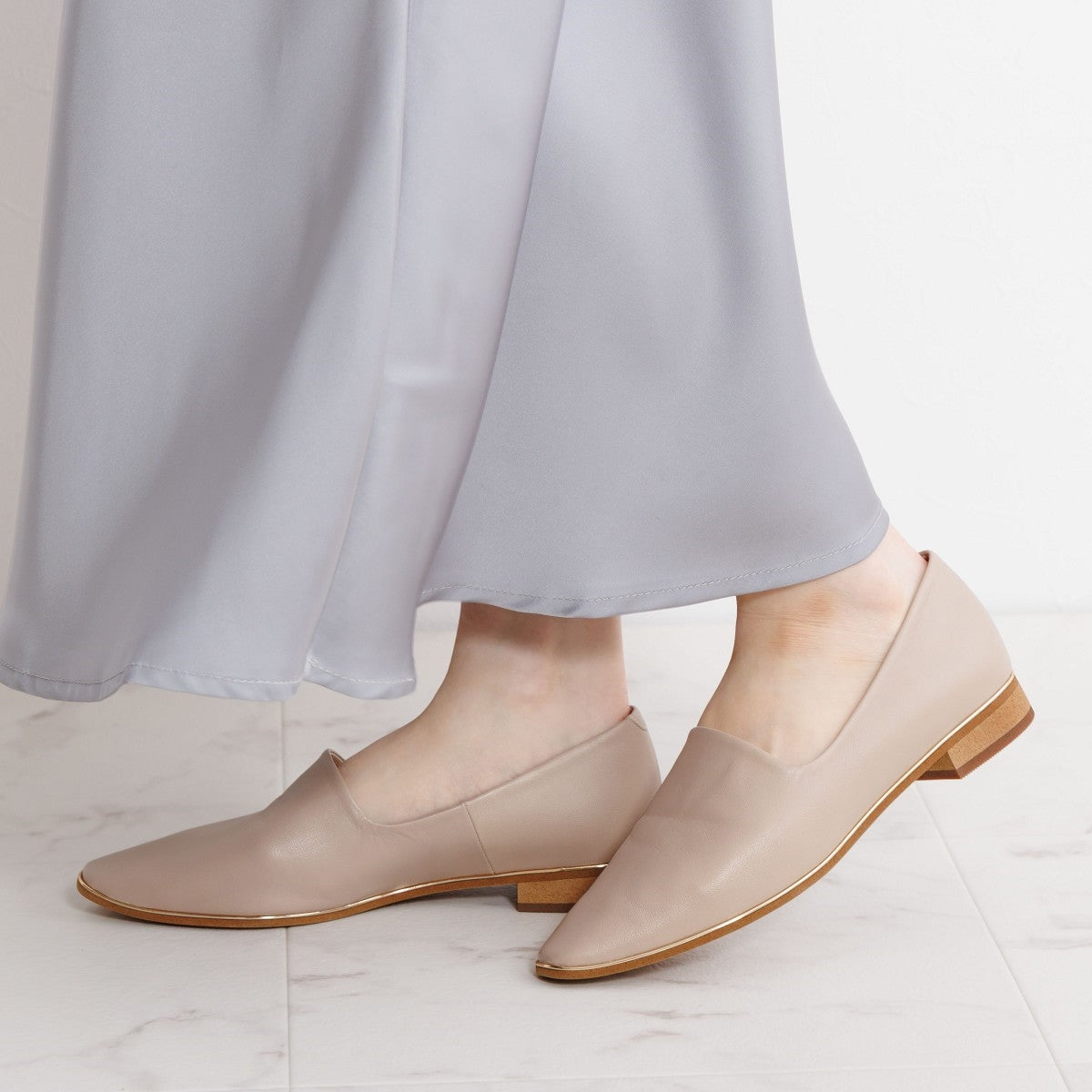 26SS新色追加】メタルラインソフトレザーフラットパンプス/653101