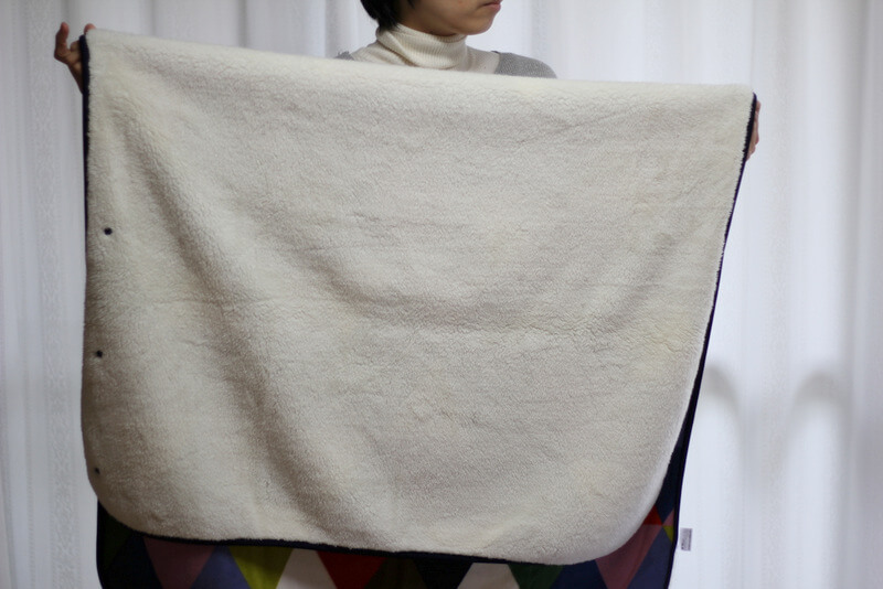 ひざ掛けポンチョ「ユニクロイームズフリースブランケット」が暖かくて