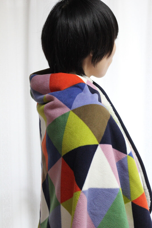 ひざ掛けポンチョ「ユニクロイームズフリースブランケット」が暖かくて