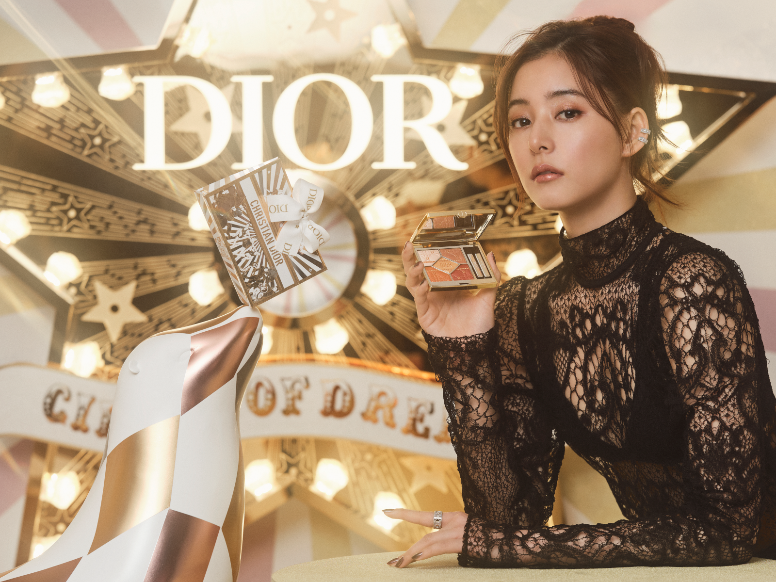 ディオール」2025のホリデーコレクションは、輝きとサプライズに満ちた