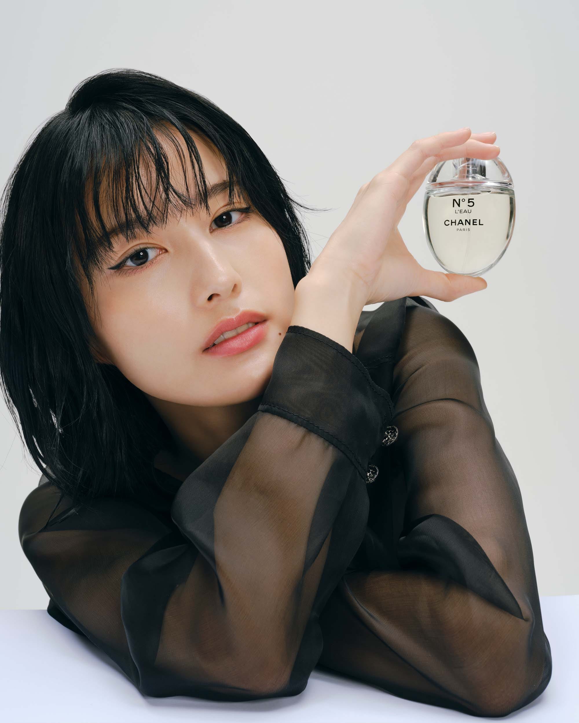 橋本愛 with シャネル N°5 ロー オードゥ トワレット D ～めくるめく