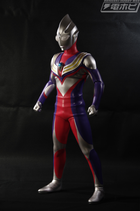 目とカラータイマーが発光！全高約54センチのウルトラマンティガの