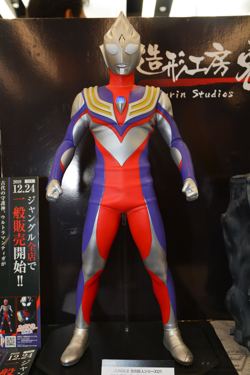 全高約53センチの「ウルトラマンティガ」ソフビフィギュアが展示