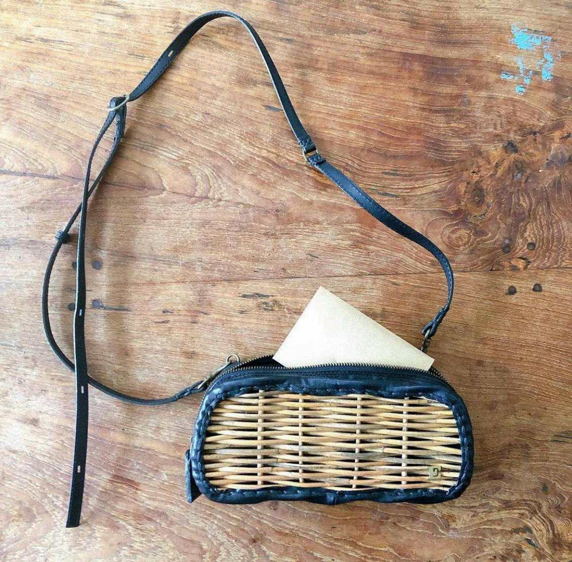 あの人のバッグ】シンプルさの中に、ひとさじの温かみ。“かご愛” が