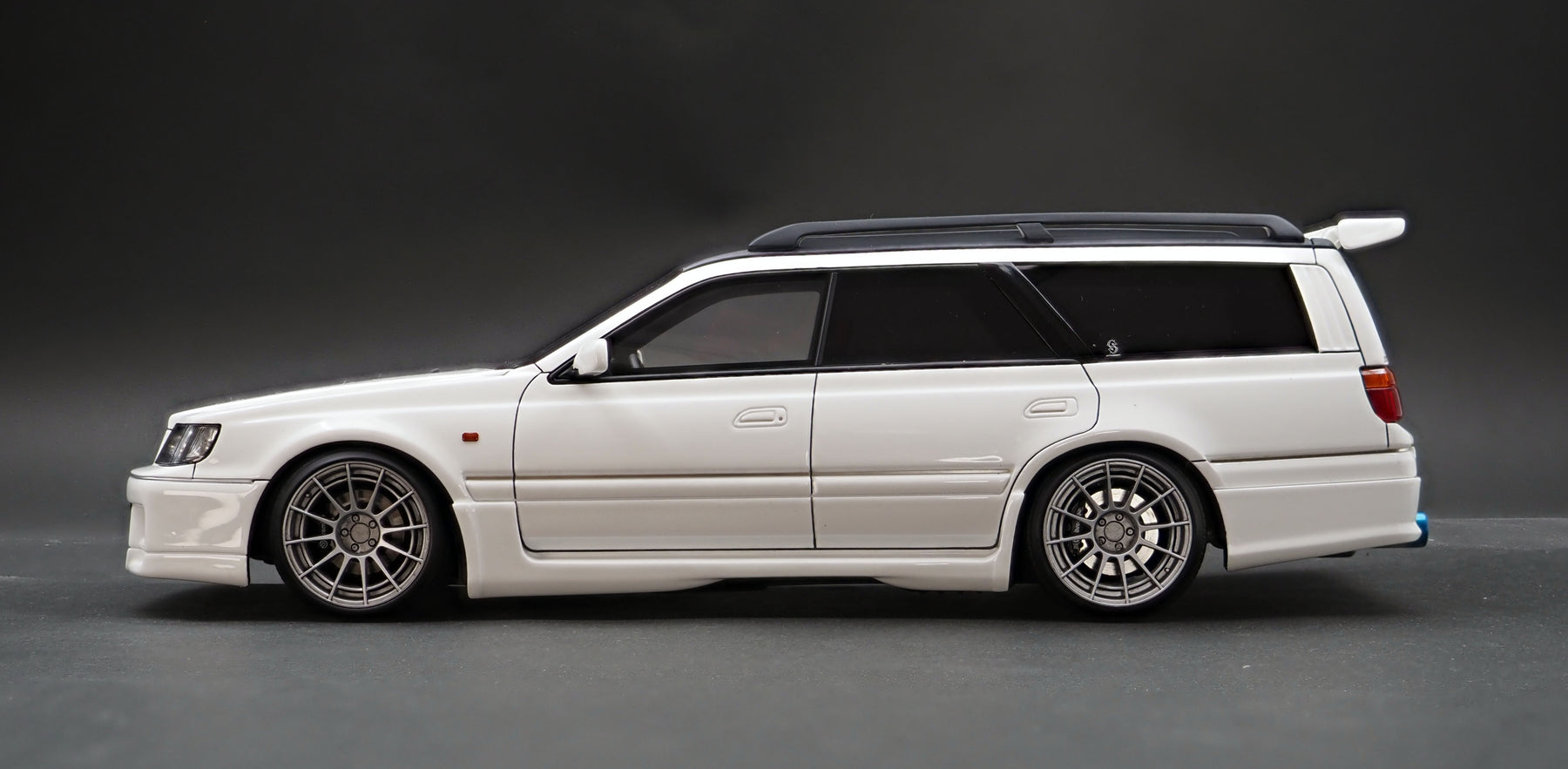 Ignition Model 1:18 Nissan STAGEA 260RS (WGNC34) White With