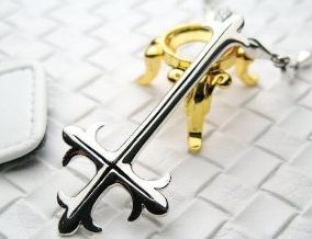 クロロ=ルシルフルの逆十字シルバーペンダントとコスプレ衣装を